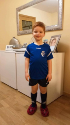 Los lectores de Diario de Navarra posan con la camiseta de sus equipos preferidos durante el confinamiento en sus casa con motivo de la pandemia de coronavirus.