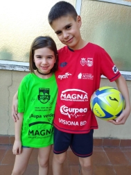 Los lectores de Diario de Navarra posan con la camiseta de sus equipos preferidos durante el confinamiento en sus casa con motivo de la pandemia de coronavirus.