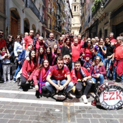 Los lectores de Diario de Navarra posan con la camiseta de sus equipos preferidos durante el confinamiento en sus casa con motivo de la pandemia de coronavirus.