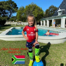 Los lectores de Diario de Navarra posan con la camiseta de sus equipos preferidos durante el confinamiento en sus casa con motivo de la pandemia de coronavirus.