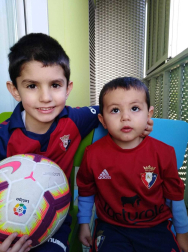 Los lectores de Diario de Navarra posan con la camiseta de sus equipos preferidos durante el confinamiento en sus casa con motivo de la pandemia de coronavirus.