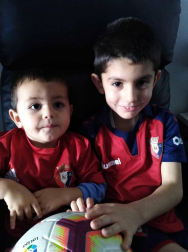 Los lectores de Diario de Navarra posan con la camiseta de sus equipos preferidos durante el confinamiento en sus casa con motivo de la pandemia de coronavirus.