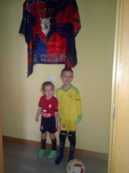 Los lectores de Diario de Navarra posan con la camiseta de sus equipos preferidos durante el confinamiento en sus casa con motivo de la pandemia de coronavirus.