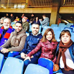 Los lectores de Diario de Navarra posan con la camiseta de sus equipos preferidos durante el confinamiento en sus casa con motivo de la pandemia de coronavirus.