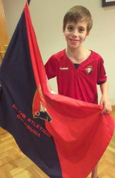 Los lectores de Diario de Navarra posan con la camiseta de sus equipos preferidos durante el confinamiento en sus casa con motivo de la pandemia de coronavirus.