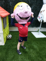 Los lectores de Diario de Navarra posan con la camiseta de sus equipos preferidos durante el confinamiento en sus casa con motivo de la pandemia de coronavirus.