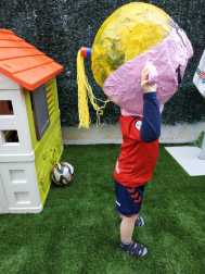 Los lectores de Diario de Navarra posan con la camiseta de sus equipos preferidos durante el confinamiento en sus casa con motivo de la pandemia de coronavirus.