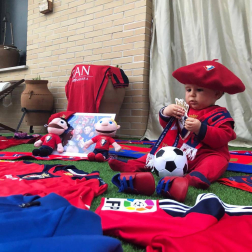 Los lectores de Diario de Navarra posan con la camiseta de sus equipos preferidos durante el confinamiento en sus casa con motivo de la pandemia de coronavirus.