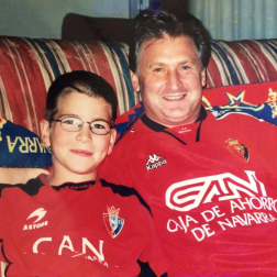 Los lectores de Diario de Navarra posan con la camiseta de sus equipos preferidos durante el confinamiento en sus casa con motivo de la pandemia de coronavirus.