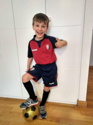 Los lectores de Diario de Navarra posan con la camiseta de sus equipos preferidos durante el confinamiento en sus casa con motivo de la pandemia de coronavirus.