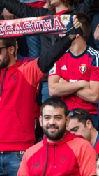 Los lectores de Diario de Navarra posan con la camiseta de sus equipos preferidos durante el confinamiento en sus casa con motivo de la pandemia de coronavirus.