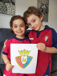 Los lectores de Diario de Navarra posan con la camiseta de sus equipos preferidos durante el confinamiento en sus casa con motivo de la pandemia de coronavirus.