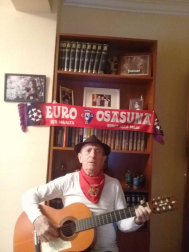 Los lectores de Diario de Navarra posan con la camiseta de sus equipos preferidos durante el confinamiento en sus casa con motivo de la pandemia de coronavirus.