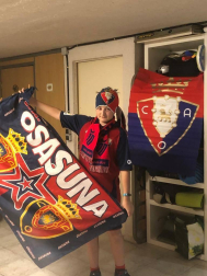 Los lectores de Diario de Navarra posan con la camiseta de sus equipos preferidos durante el confinamiento en sus casa con motivo de la pandemia de coronavirus.