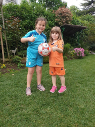 Los lectores de Diario de Navarra posan con la camiseta de sus equipos preferidos durante el confinamiento en sus casa con motivo de la pandemia de coronavirus.