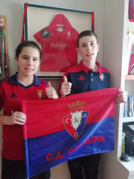 Los lectores de Diario de Navarra posan con la camiseta de sus equipos preferidos durante el confinamiento en sus casa con motivo de la pandemia de coronavirus.
