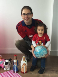 Los lectores de Diario de Navarra posan con la camiseta de sus equipos preferidos durante el confinamiento en sus casa con motivo de la pandemia de coronavirus.