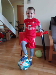 Los lectores de Diario de Navarra posan con la camiseta de sus equipos preferidos durante el confinamiento en sus casa con motivo de la pandemia de coronavirus.