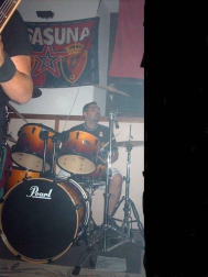 Los lectores de Diario de Navarra posan con la camiseta de sus equipos preferidos durante el confinamiento en sus casa con motivo de la pandemia de coronavirus.