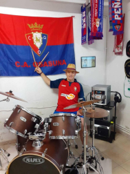 Los lectores de Diario de Navarra posan con la camiseta de sus equipos preferidos durante el confinamiento en sus casa con motivo de la pandemia de coronavirus.