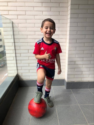 Los lectores de Diario de Navarra posan con la camiseta de sus equipos preferidos durante el confinamiento en sus casa con motivo de la pandemia de coronavirus.