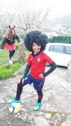 Los lectores de Diario de Navarra posan con la camiseta de sus equipos preferidos durante el confinamiento en sus casa con motivo de la pandemia de coronavirus.