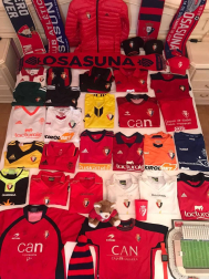 Los lectores de Diario de Navarra posan con la camiseta de sus equipos preferidos durante el confinamiento en sus casa con motivo de la pandemia de coronavirus.