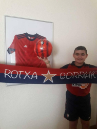 Los lectores de Diario de Navarra posan con la camiseta de sus equipos preferidos durante el confinamiento en sus casa con motivo de la pandemia de coronavirus.