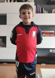 Los lectores de Diario de Navarra posan con la camiseta de sus equipos preferidos durante el confinamiento en sus casa con motivo de la pandemia de coronavirus.