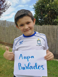 Los lectores de Diario de Navarra posan con la camiseta de sus equipos preferidos durante el confinamiento en sus casa con motivo de la pandemia de coronavirus.