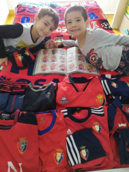 Los lectores de Diario de Navarra posan con la camiseta de sus equipos preferidos durante el confinamiento en sus casa con motivo de la pandemia de coronavirus.