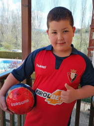 Los lectores de Diario de Navarra posan con la camiseta de sus equipos preferidos durante el confinamiento en sus casa con motivo de la pandemia de coronavirus.