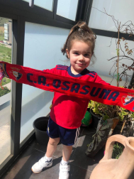 Los lectores de Diario de Navarra posan con la camiseta de sus equipos preferidos durante el confinamiento en sus casa con motivo de la pandemia de coronavirus.