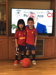 Los lectores de Diario de Navarra posan con la camiseta de sus equipos preferidos durante el confinamiento en sus casa con motivo de la pandemia de coronavirus.