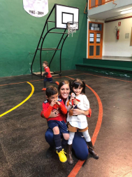 Los lectores de Diario de Navarra posan con la camiseta de sus equipos preferidos durante el confinamiento en sus casa con motivo de la pandemia de coronavirus.