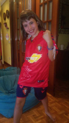 Los lectores de Diario de Navarra posan con la camiseta de sus equipos preferidos durante el confinamiento en sus casa con motivo de la pandemia de coronavirus.