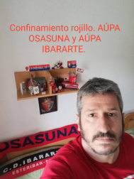 Los lectores de Diario de Navarra posan con la camiseta de sus equipos preferidos durante el confinamiento en sus casa con motivo de la pandemia de coronavirus.