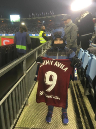 Los lectores de Diario de Navarra posan con la camiseta de sus equipos preferidos durante el confinamiento en sus casa con motivo de la pandemia de coronavirus.