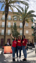 Los lectores de Diario de Navarra posan con la camiseta de sus equipos preferidos durante el confinamiento en sus casa con motivo de la pandemia de coronavirus.