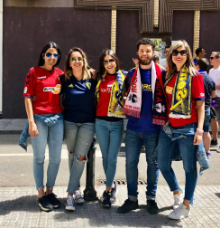 Los lectores de Diario de Navarra posan con la camiseta de sus equipos preferidos durante el confinamiento en sus casa con motivo de la pandemia de coronavirus.