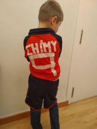 Los lectores de Diario de Navarra posan con la camiseta de sus equipos preferidos durante el confinamiento en sus casa con motivo de la pandemia de coronavirus.