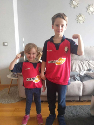 Los lectores de Diario de Navarra posan con la camiseta de sus equipos preferidos durante el confinamiento en sus casa con motivo de la pandemia de coronavirus.