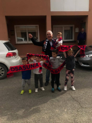 Los lectores de Diario de Navarra posan con la camiseta de sus equipos preferidos durante el confinamiento en sus casa con motivo de la pandemia de coronavirus.