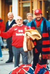 Los lectores de Diario de Navarra posan con la camiseta de sus equipos preferidos durante el confinamiento en sus casa con motivo de la pandemia de coronavirus.
