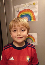 Los lectores de Diario de Navarra posan con la camiseta de sus equipos preferidos durante el confinamiento en sus casa con motivo de la pandemia de coronavirus.