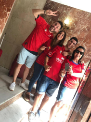 Los lectores de Diario de Navarra posan con la camiseta de sus equipos preferidos durante el confinamiento en sus casa con motivo de la pandemia de coronavirus.