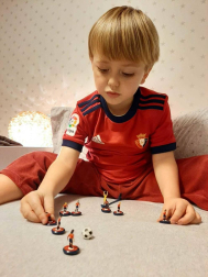 Los lectores de Diario de Navarra posan con la camiseta de sus equipos preferidos durante el confinamiento en sus casa con motivo de la pandemia de coronavirus.