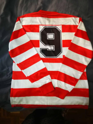 Los lectores de Diario de Navarra posan con la camiseta de sus equipos preferidos durante el confinamiento en sus casa con motivo de la pandemia de coronavirus.