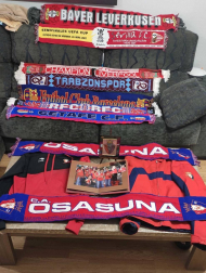 Los lectores de Diario de Navarra posan con la camiseta de sus equipos preferidos durante el confinamiento en sus casa con motivo de la pandemia de coronavirus.