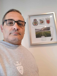 Los lectores de Diario de Navarra posan con la camiseta de sus equipos preferidos durante el confinamiento en sus casa con motivo de la pandemia de coronavirus.